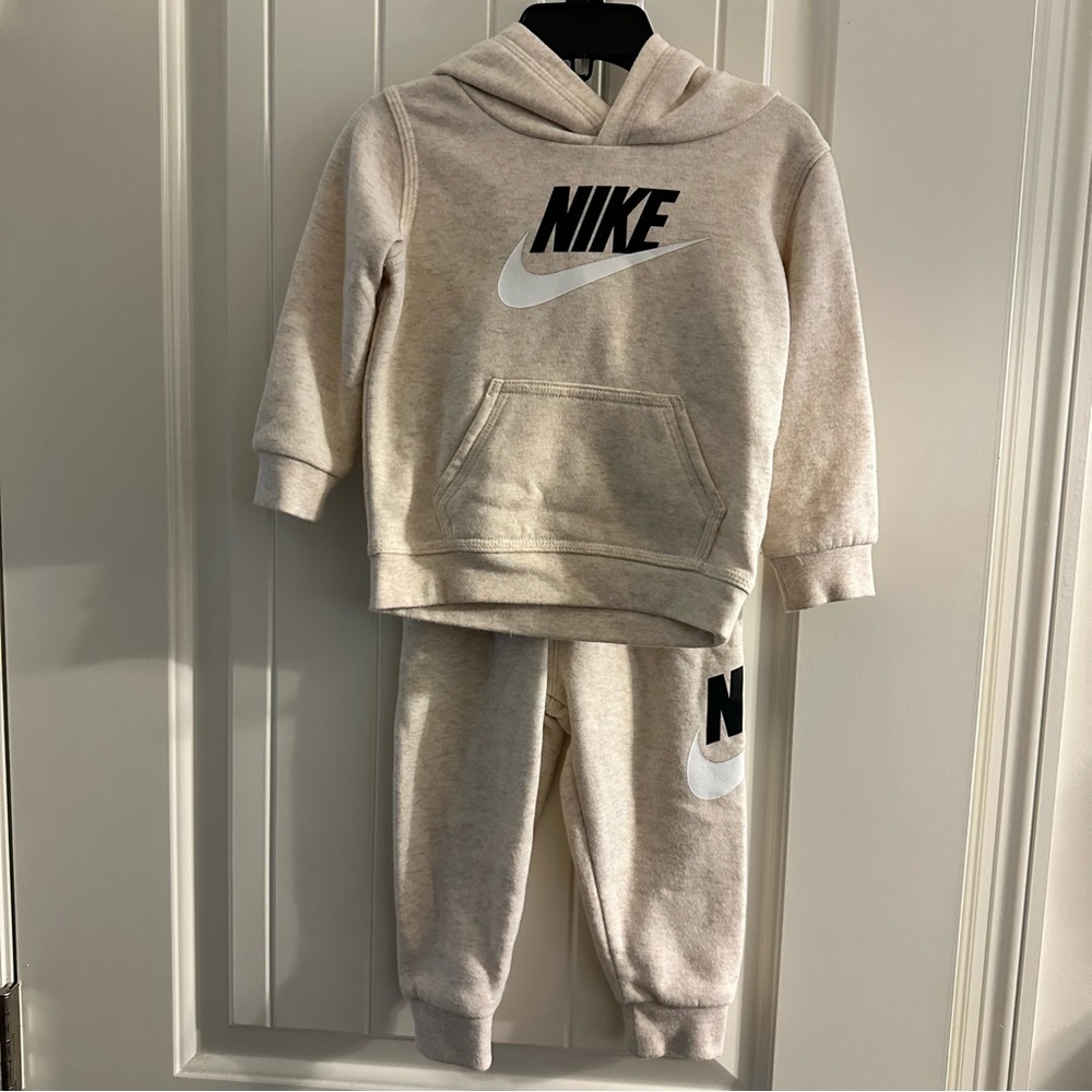 Size 18 months 2 piece Nike set.